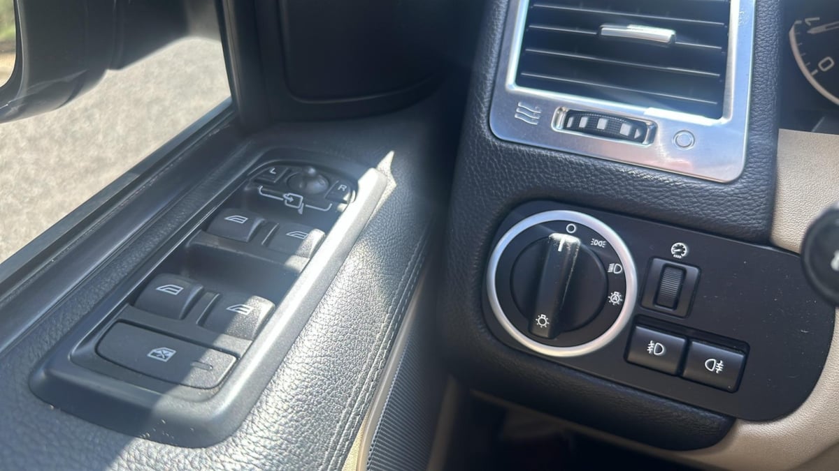 2011 Land Rover Range Rover Sport HSE photo 2