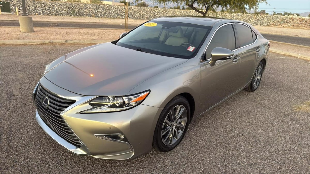 2017 Lexus ES 300h Luxury photo 2