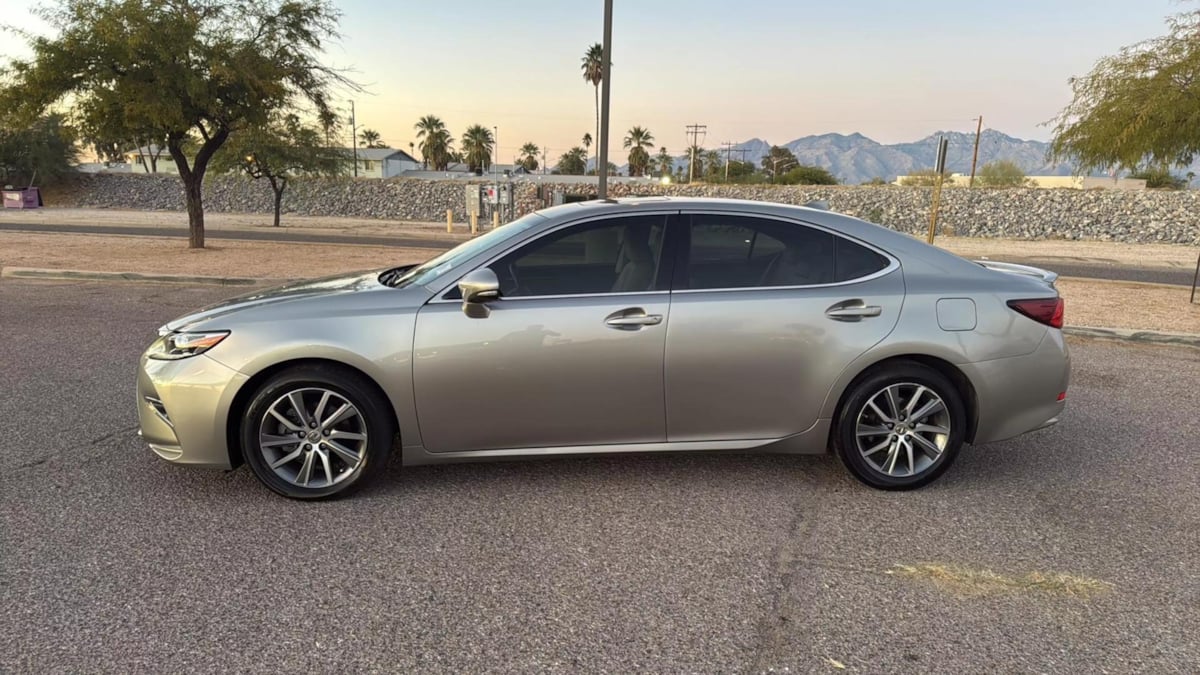 2017 Lexus ES 300h Luxury photo 3