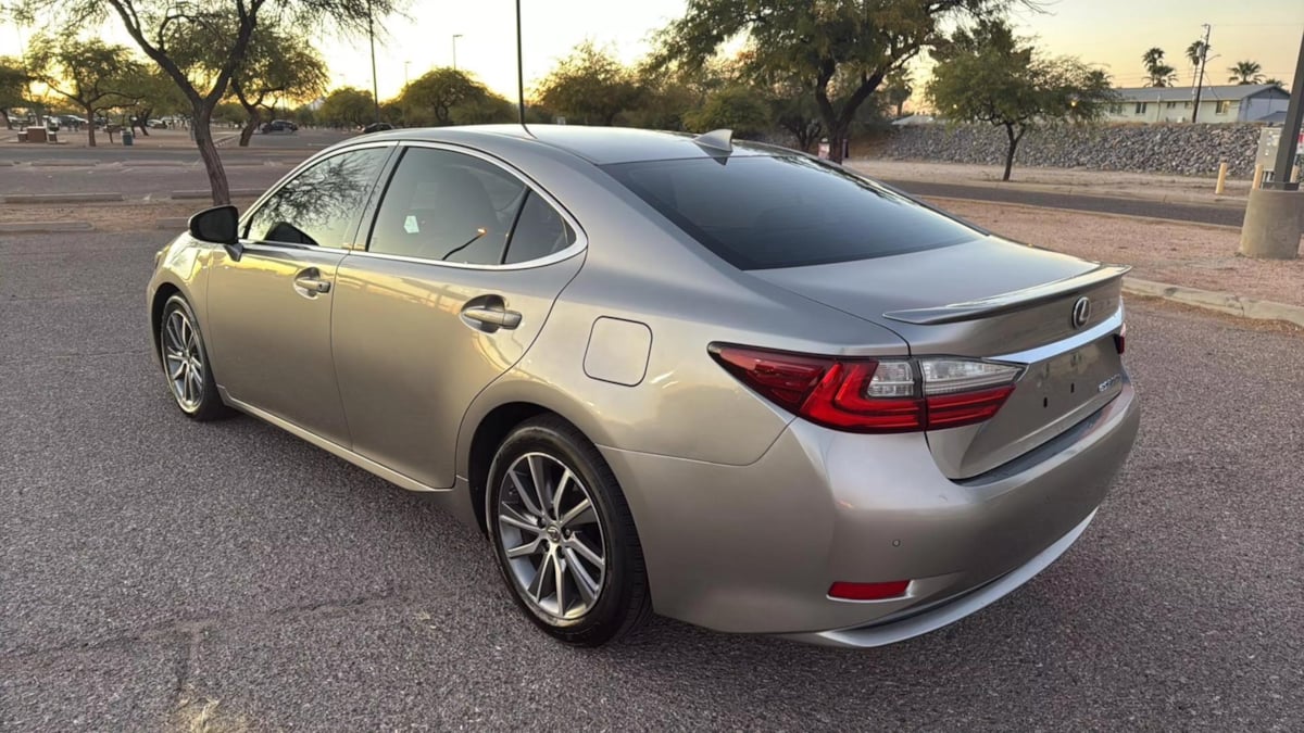 2017 Lexus ES 300h Luxury photo 4