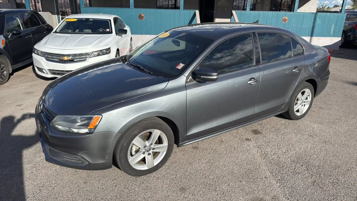 2011 Volkswagen Jetta TDI photo 2