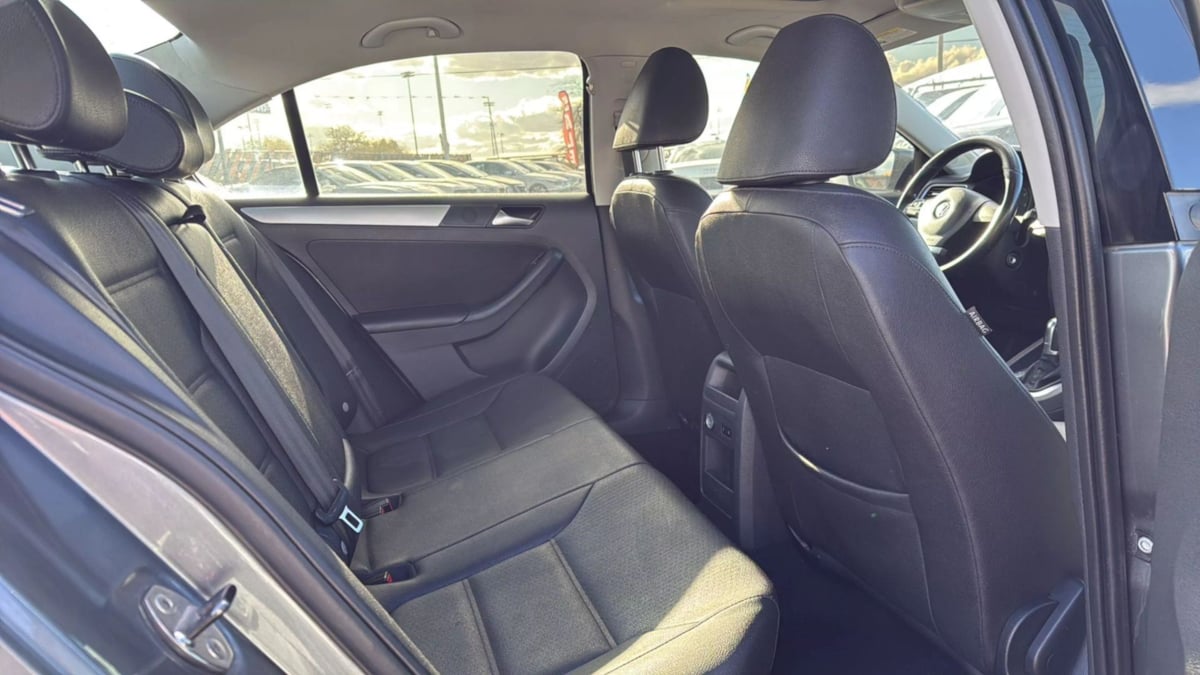 2011 Volkswagen Jetta TDI photo 12