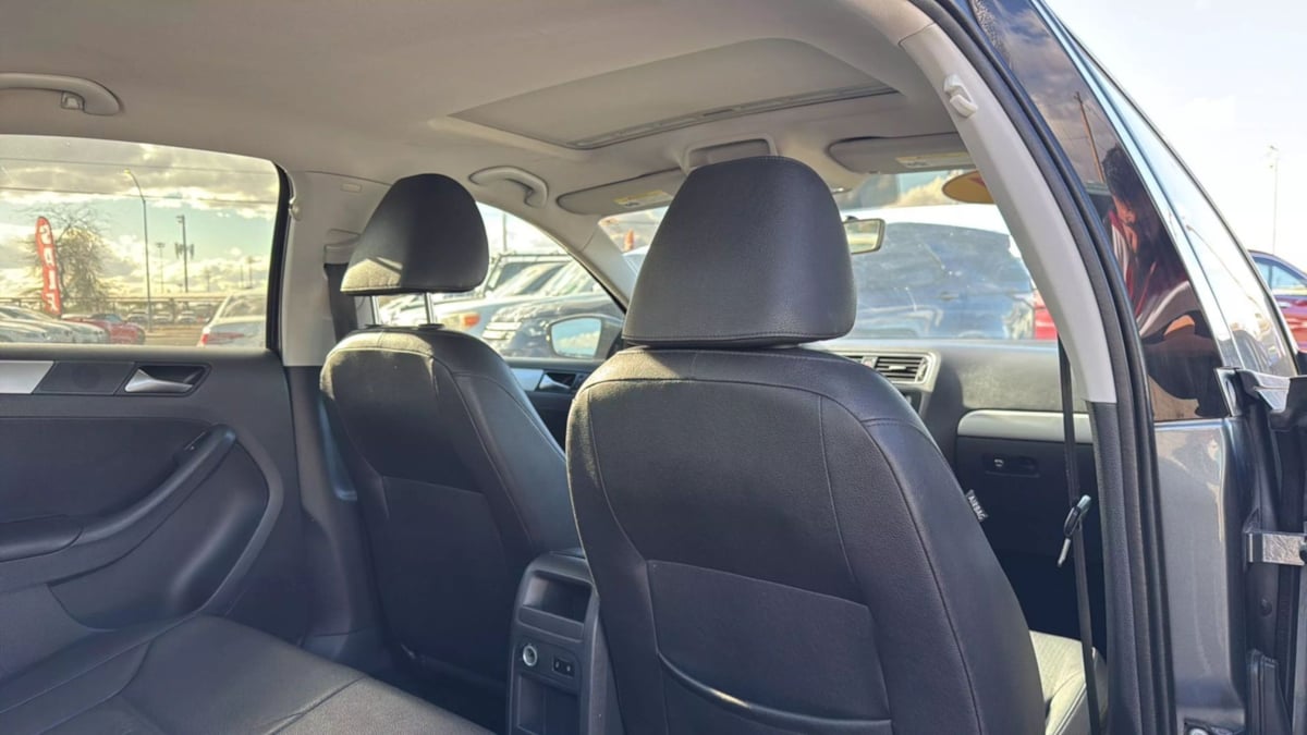 2011 Volkswagen Jetta TDI photo 14