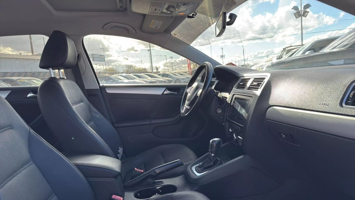 2011 Volkswagen Jetta TDI photo 19