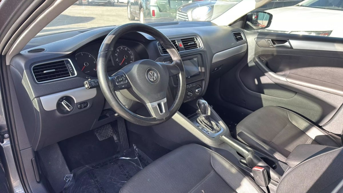 2011 Volkswagen Jetta TDI photo 25