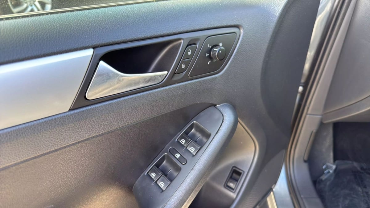 2011 Volkswagen Jetta TDI photo 26
