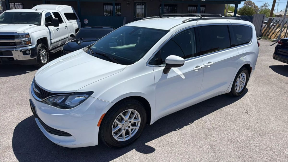2020 Chrysler Voyager LXi photo 2