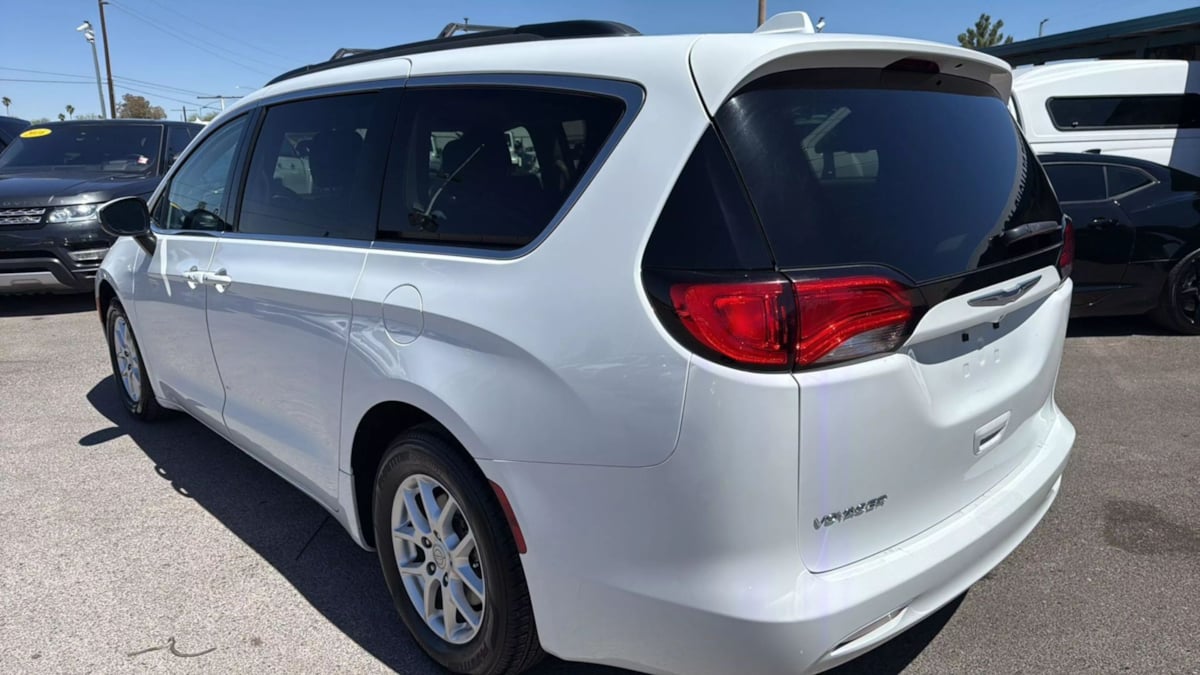 2020 Chrysler Voyager LXi photo 4