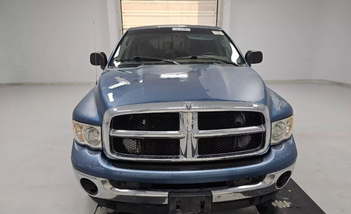2004 Dodge Ram SLT photo 2