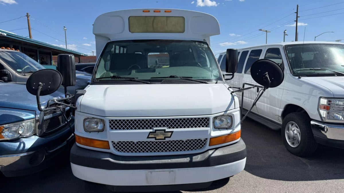 2012 Chevrolet Express Cutaway Work Van photo 2