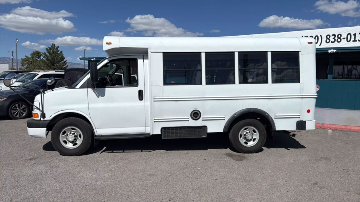 2012 Chevrolet Express Cutaway Work Van photo 3