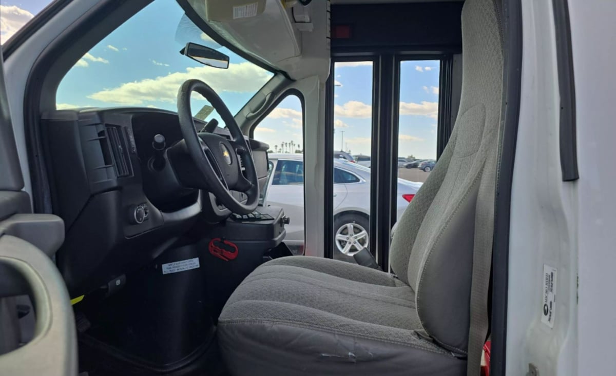 2012 Chevrolet Express Cutaway Work Van photo 4