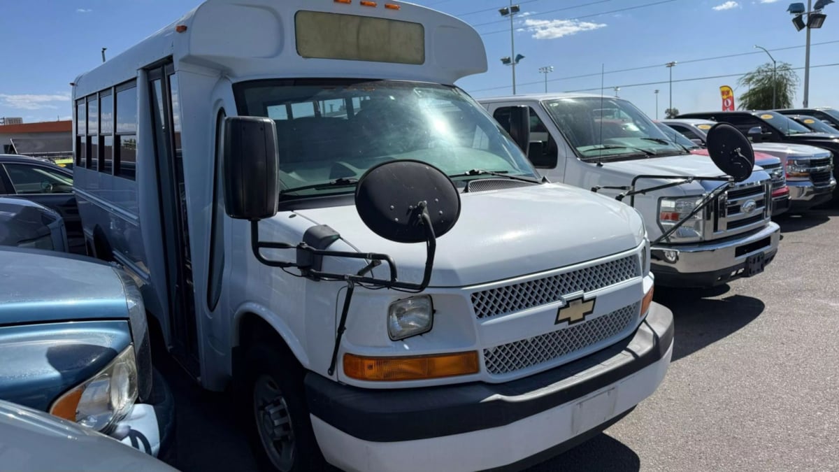 2012 Chevrolet Express Cutaway Work Van photo 2