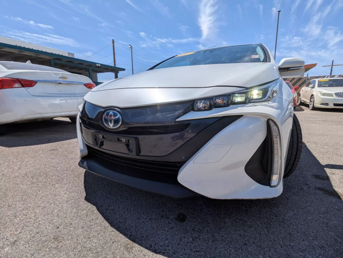 2017 Toyota Prius Prime Premium photo 2