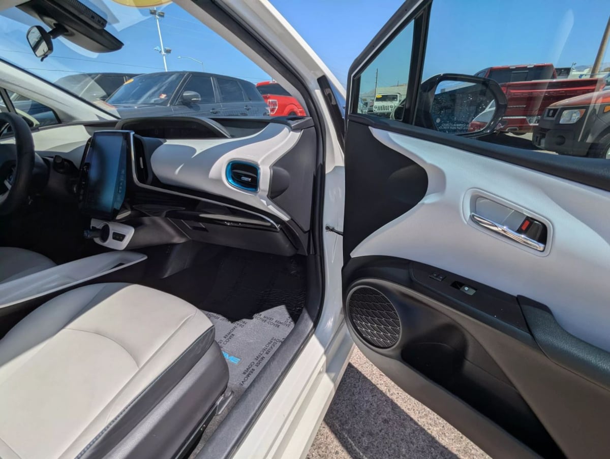 2017 Toyota Prius Prime Premium photo 3