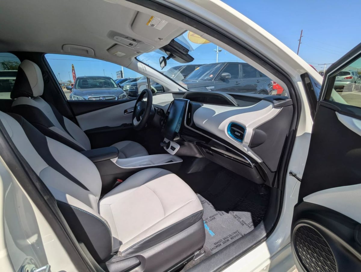 2017 Toyota Prius Prime Premium photo 4