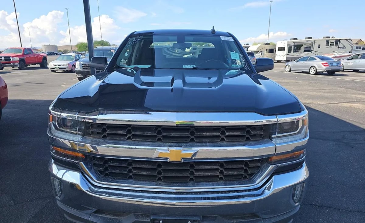 2018 Chevrolet Silverado 1500 LT photo 2