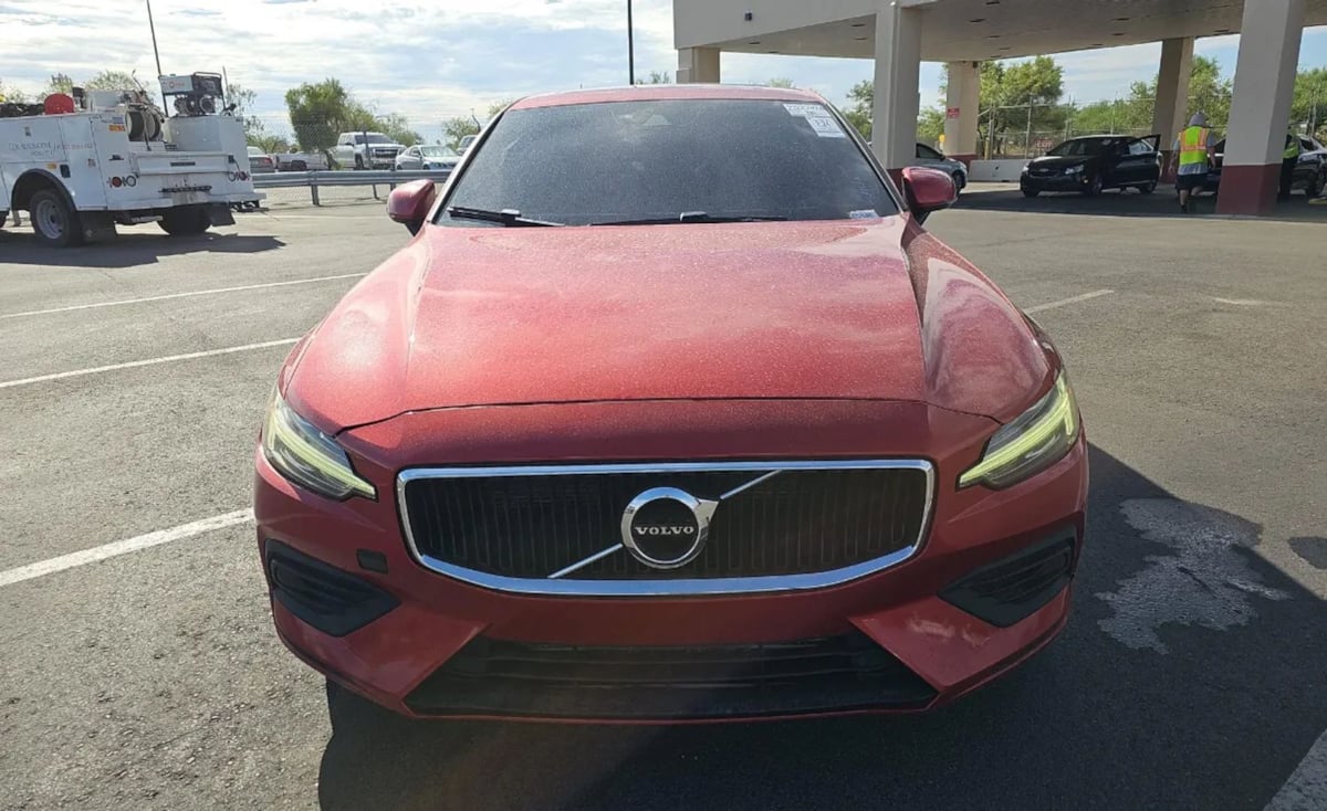 2020 Volvo S60 T6 Momentum photo 2