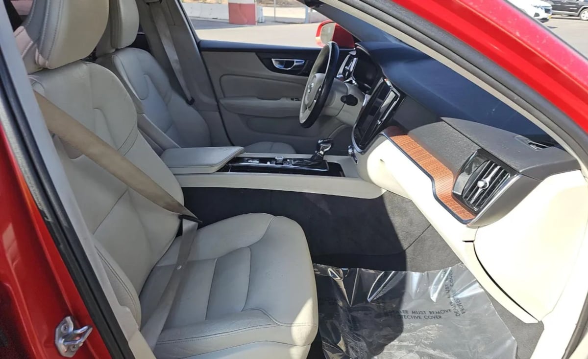 2020 Volvo S60 T6 Momentum photo 8