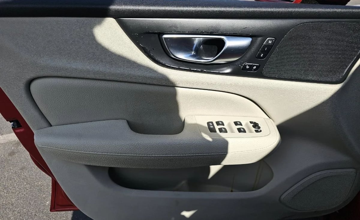2020 Volvo S60 T6 Momentum photo 9