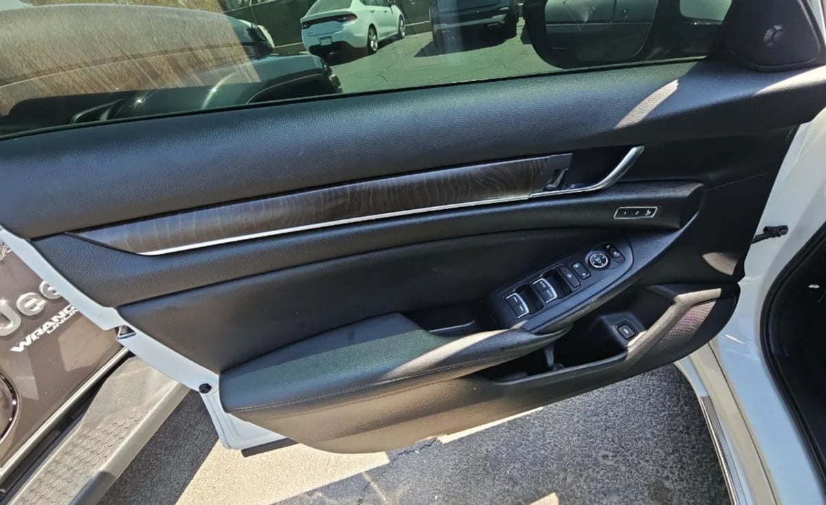 2019 Honda Accord Touring 2.0T photo 9