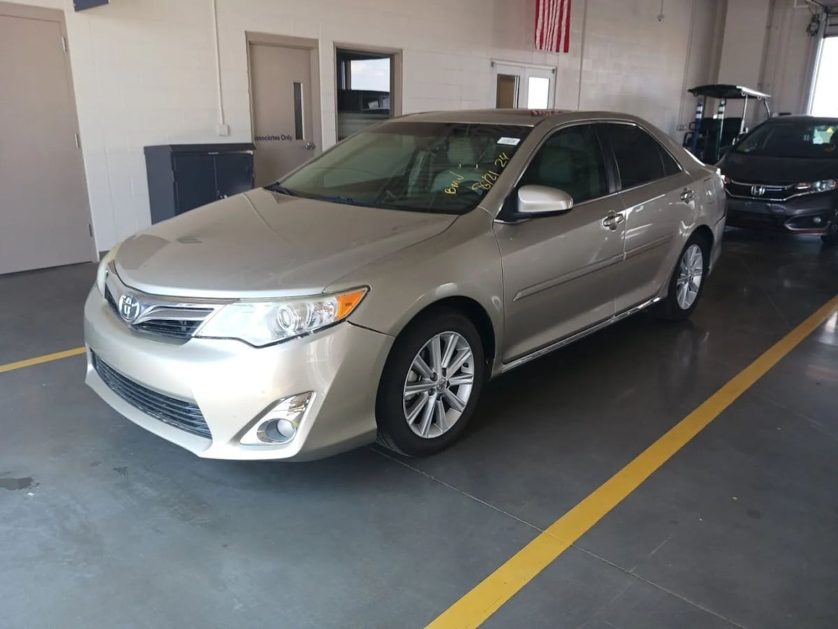 2014 Toyota Camry XLE photo 2