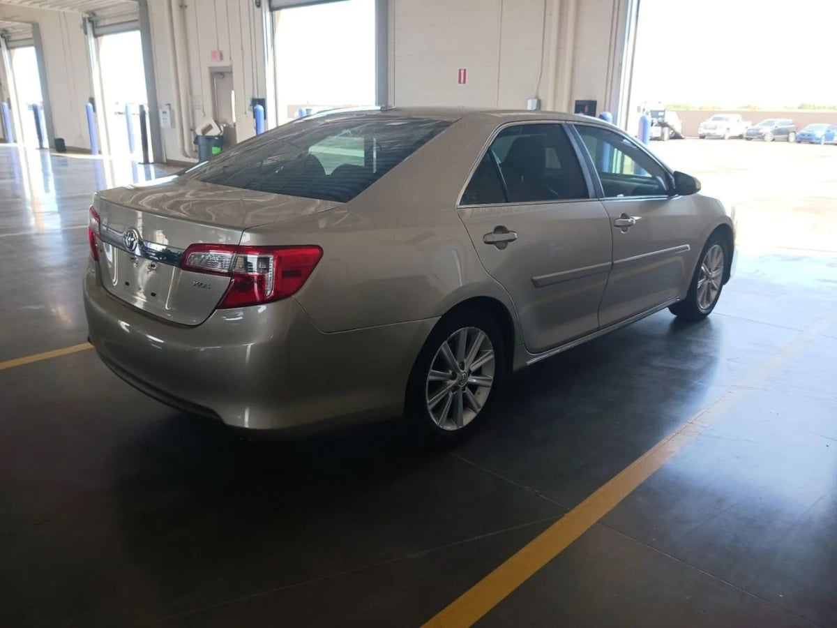 2014 Toyota Camry XLE photo 3