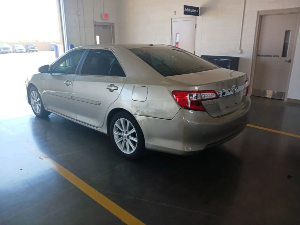 2014 Toyota Camry XLE photo 4