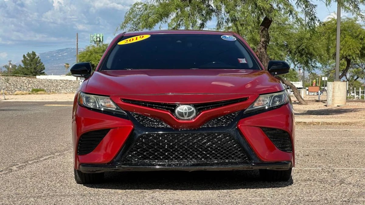 2019 Toyota Camry SE - Photo 2