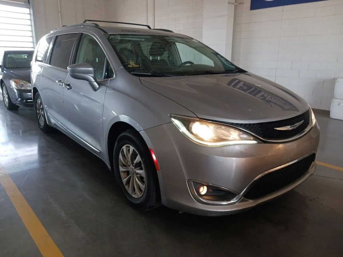 2018 Chrysler Pacifica Touring L's photo