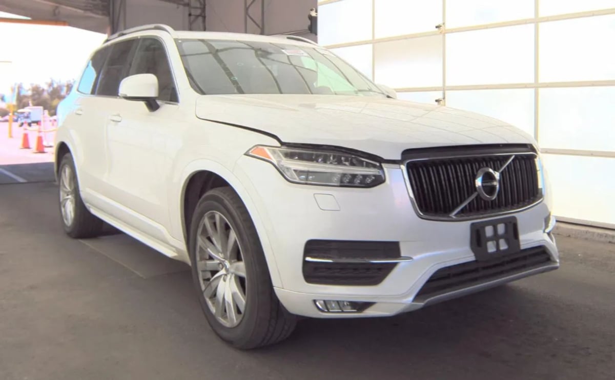 2016 Volvo XC90 T6 AWD Momentum's photo