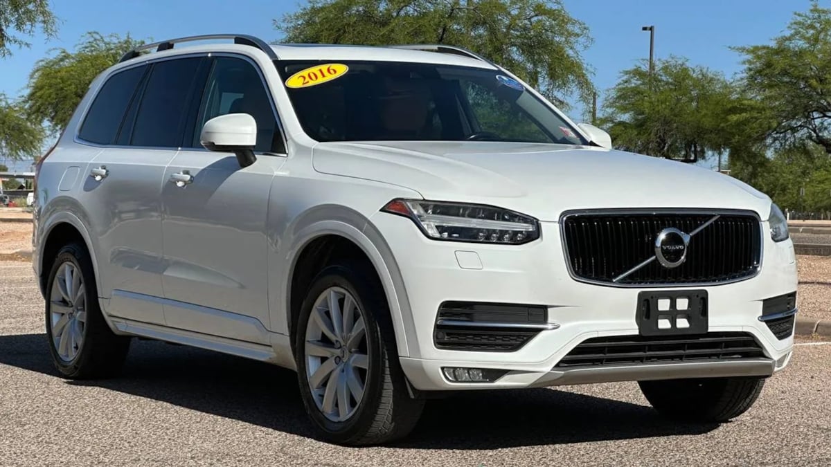 2016 Volvo XC90 T6 AWD Momentum's photo