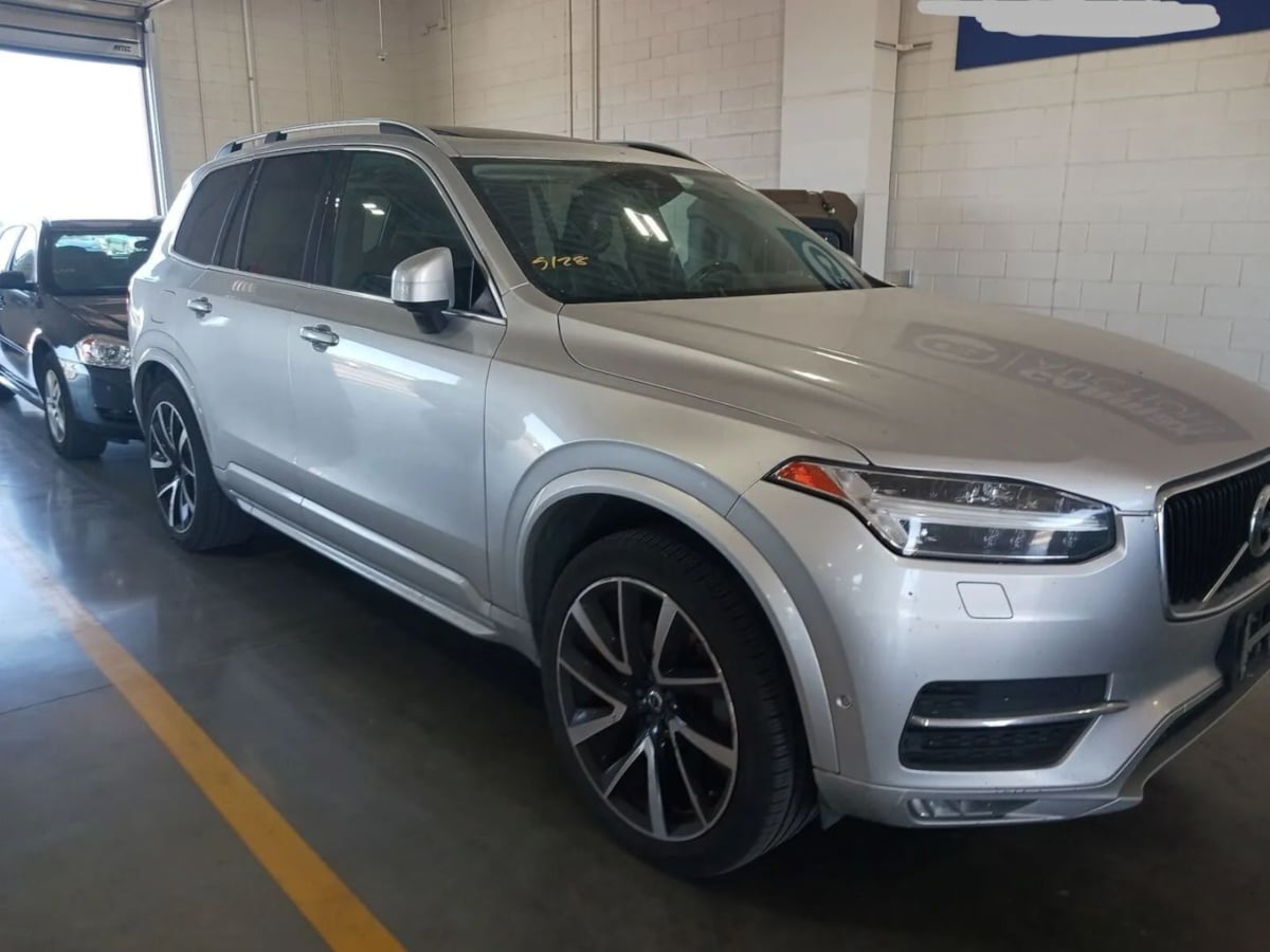 2018 Volvo XC90 T6 AWD Momentum's photo