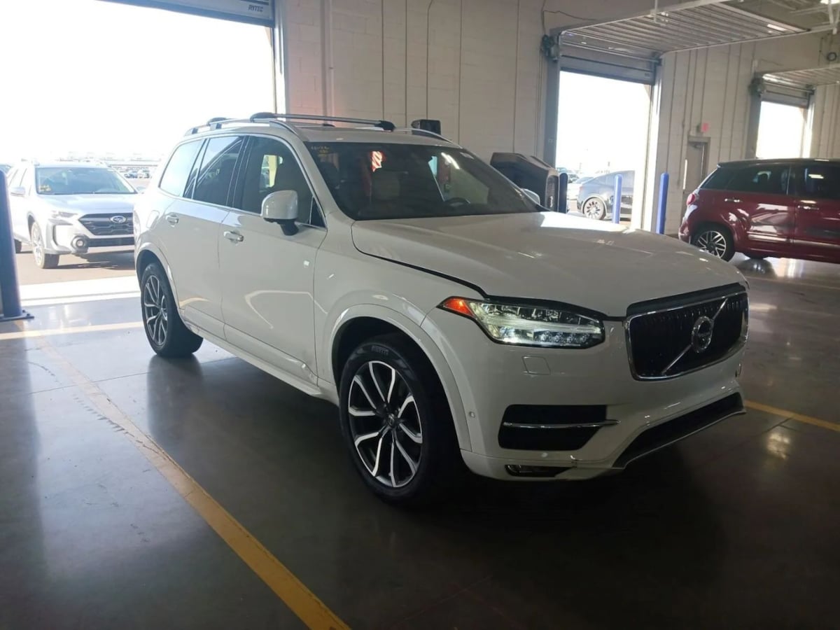 2018 Volvo XC90 T6 AWD Momentum's photo