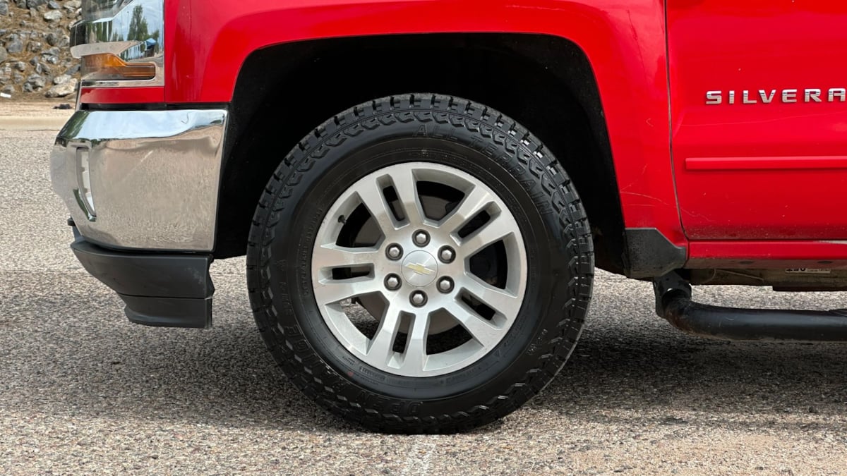 Photo 14 of this Chevrolet Silverado 1500