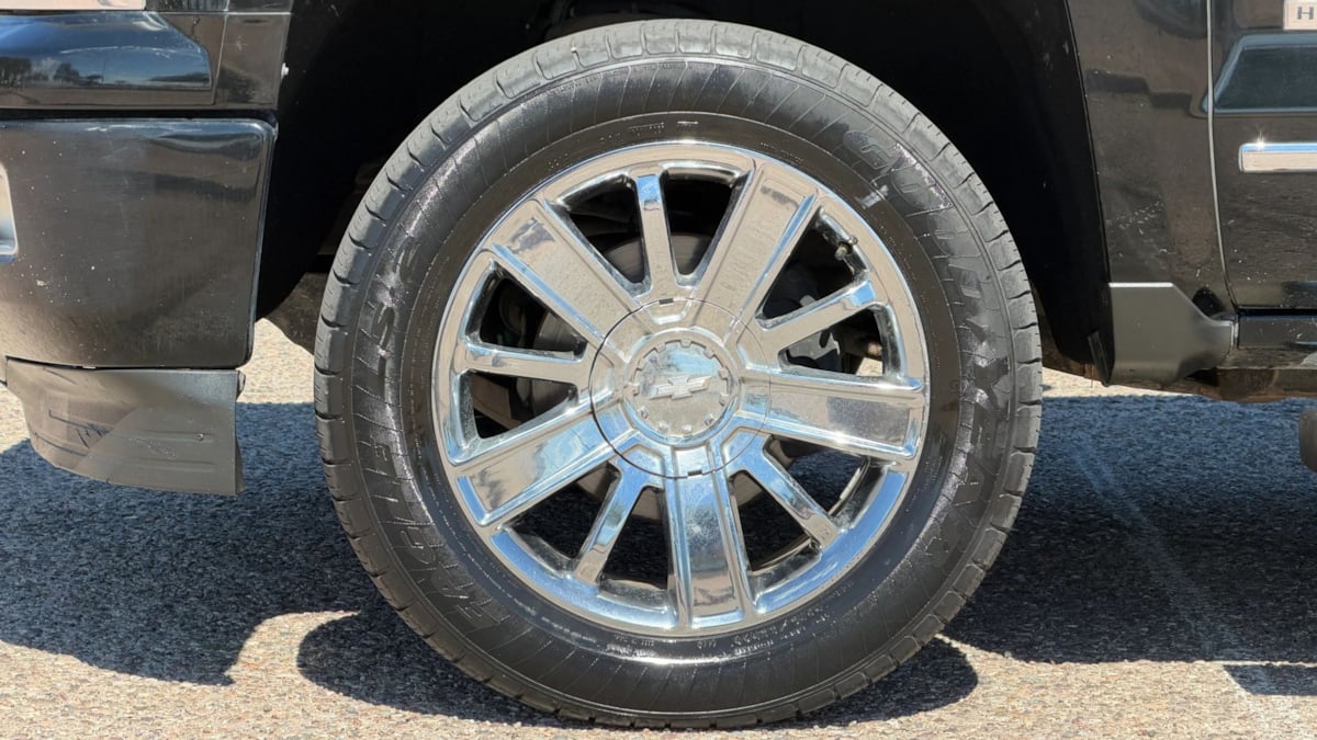 Photo 15 of this Chevrolet Silverado 1500
