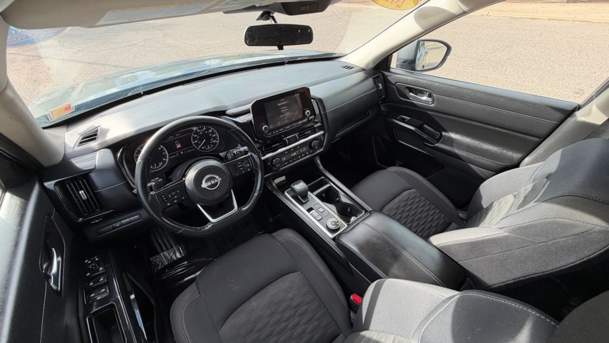 Photo 17 of this Nissan Pathfinder