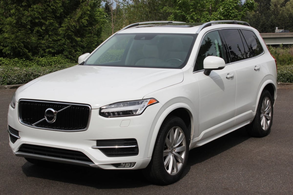 2016 Volvo XC90 T6 AWD Momentum's photo
