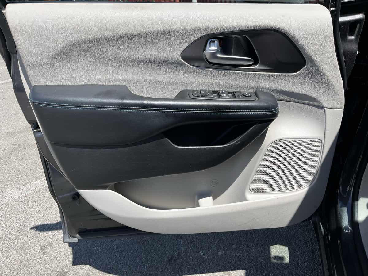 2021 Chrysler Pacifica Touring - Photo 16
