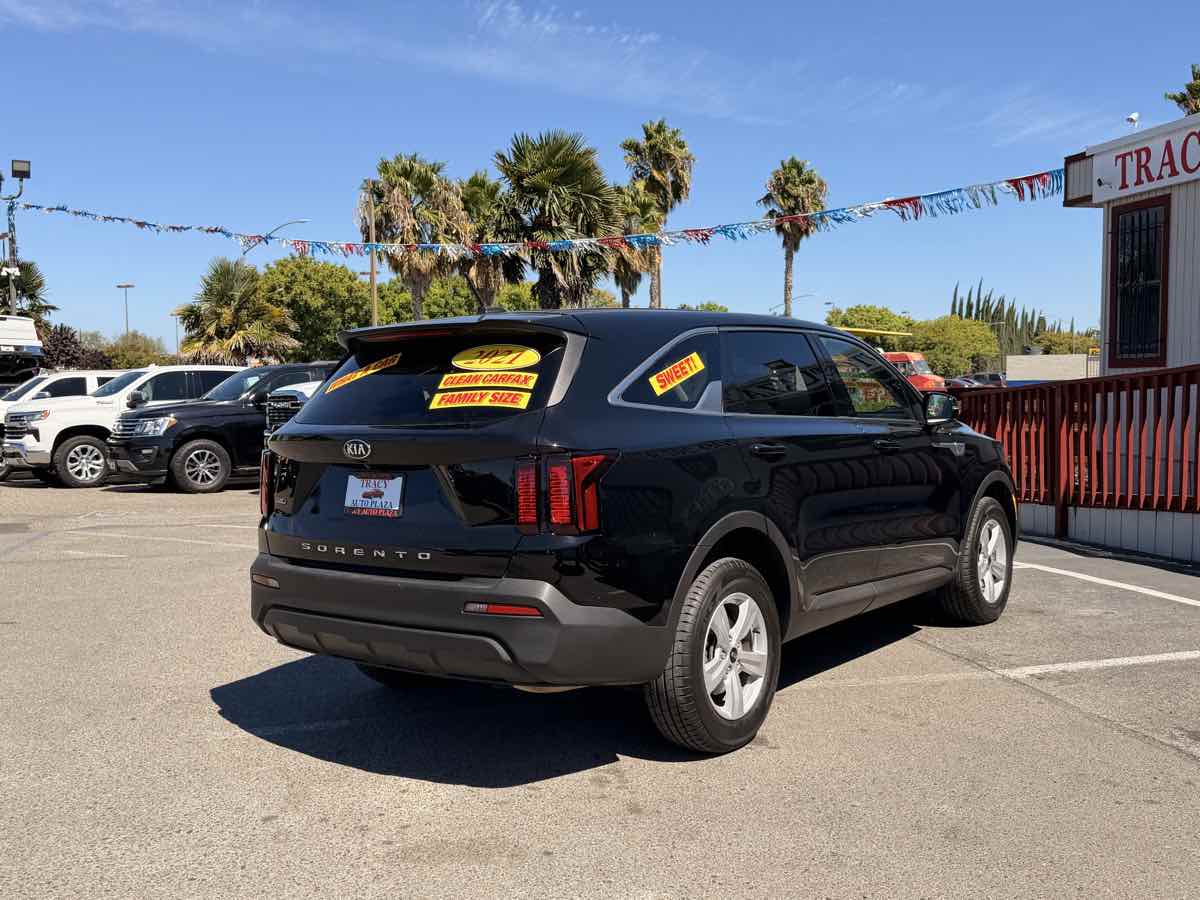 2021 Kia Sorento LX - Photo 4