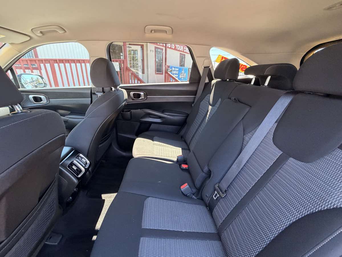 2021 Kia Sorento LX - Photo 14