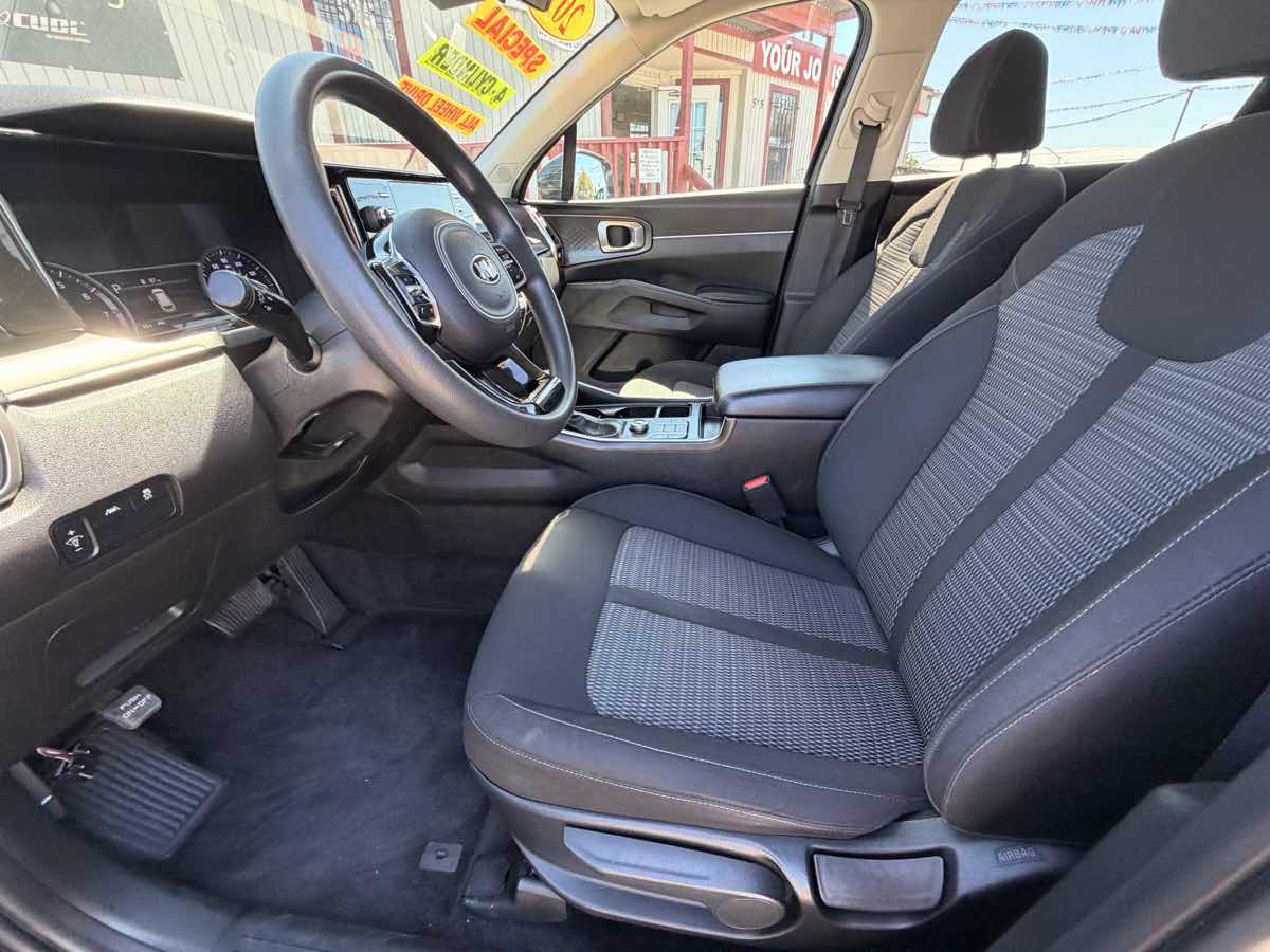 2021 Kia Sorento LX - Photo 18