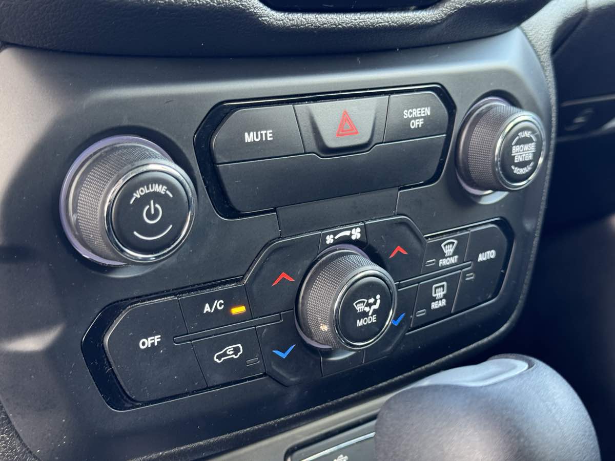2018 Jeep Renegade Latitude North Edition photo 42
