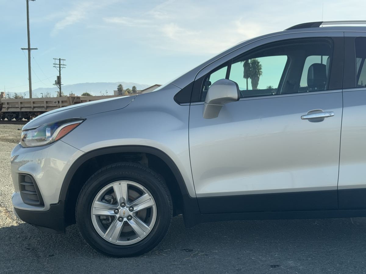 2019 Chevrolet Trax LT photo 2