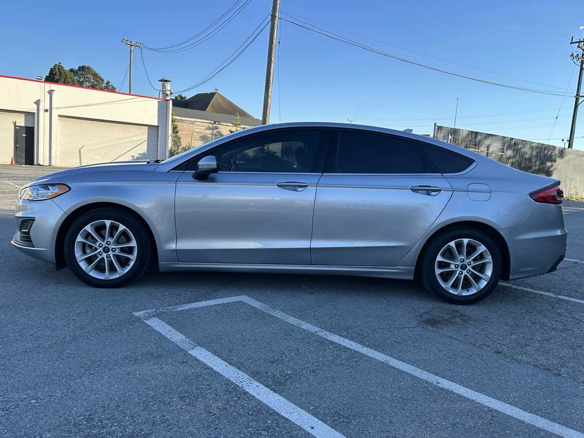 2020 Ford Fusion Hybrid SE photo 2