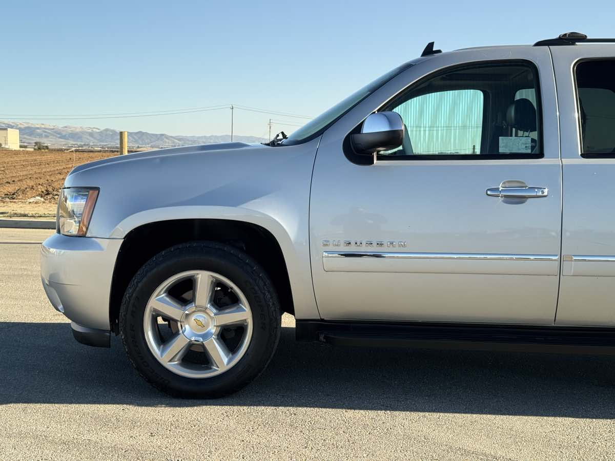 2013 Chevrolet Suburban LTZ photo 2