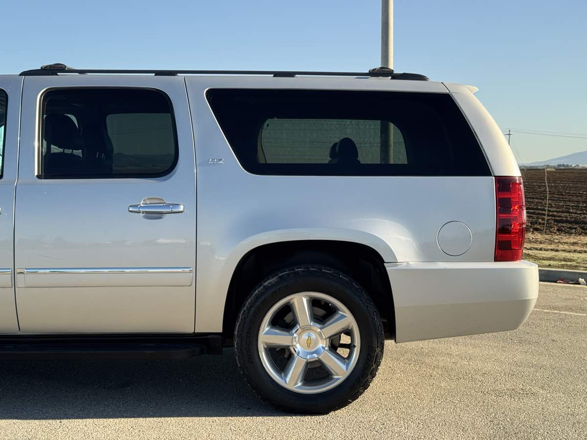2013 Chevrolet Suburban LTZ photo 3