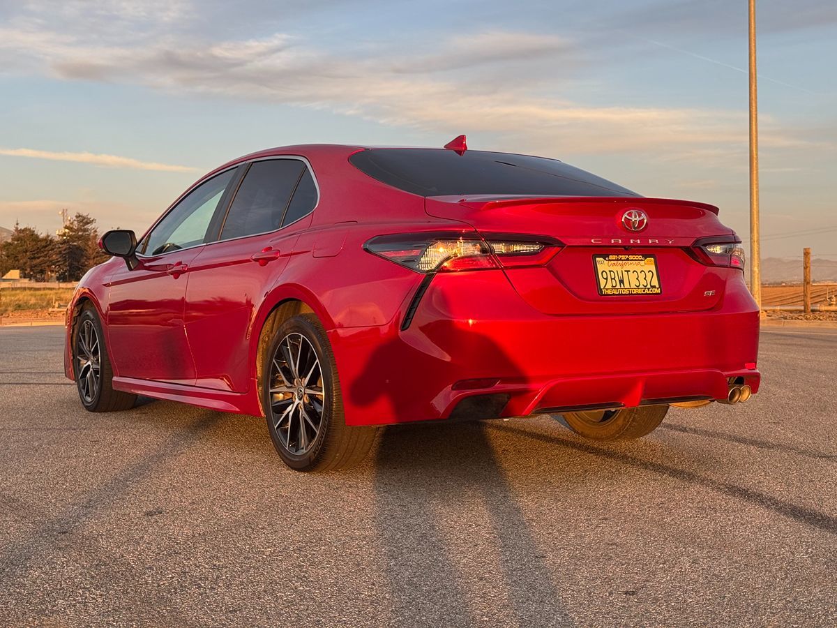 2022 Toyota Camry SE photo 5