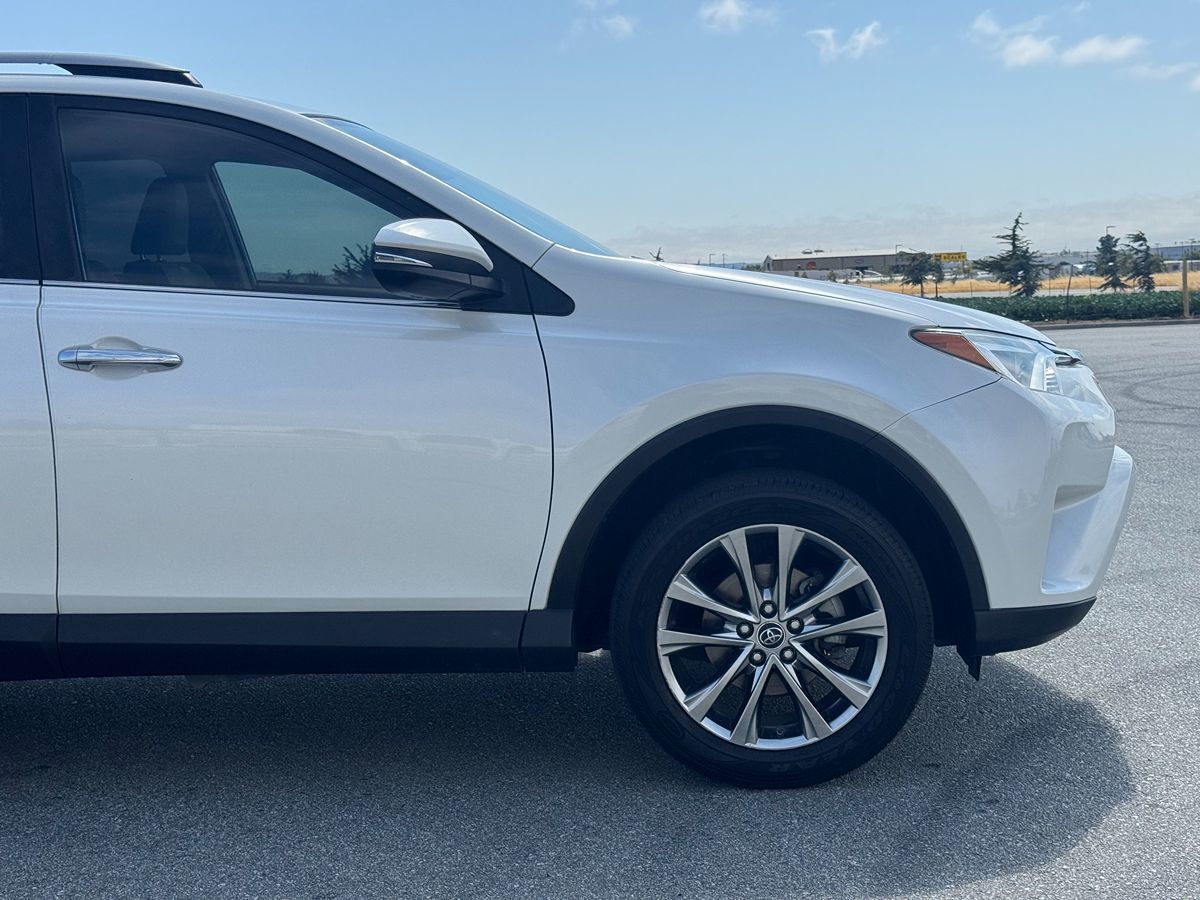 2017 Toyota RAV4 Limited photo 9
