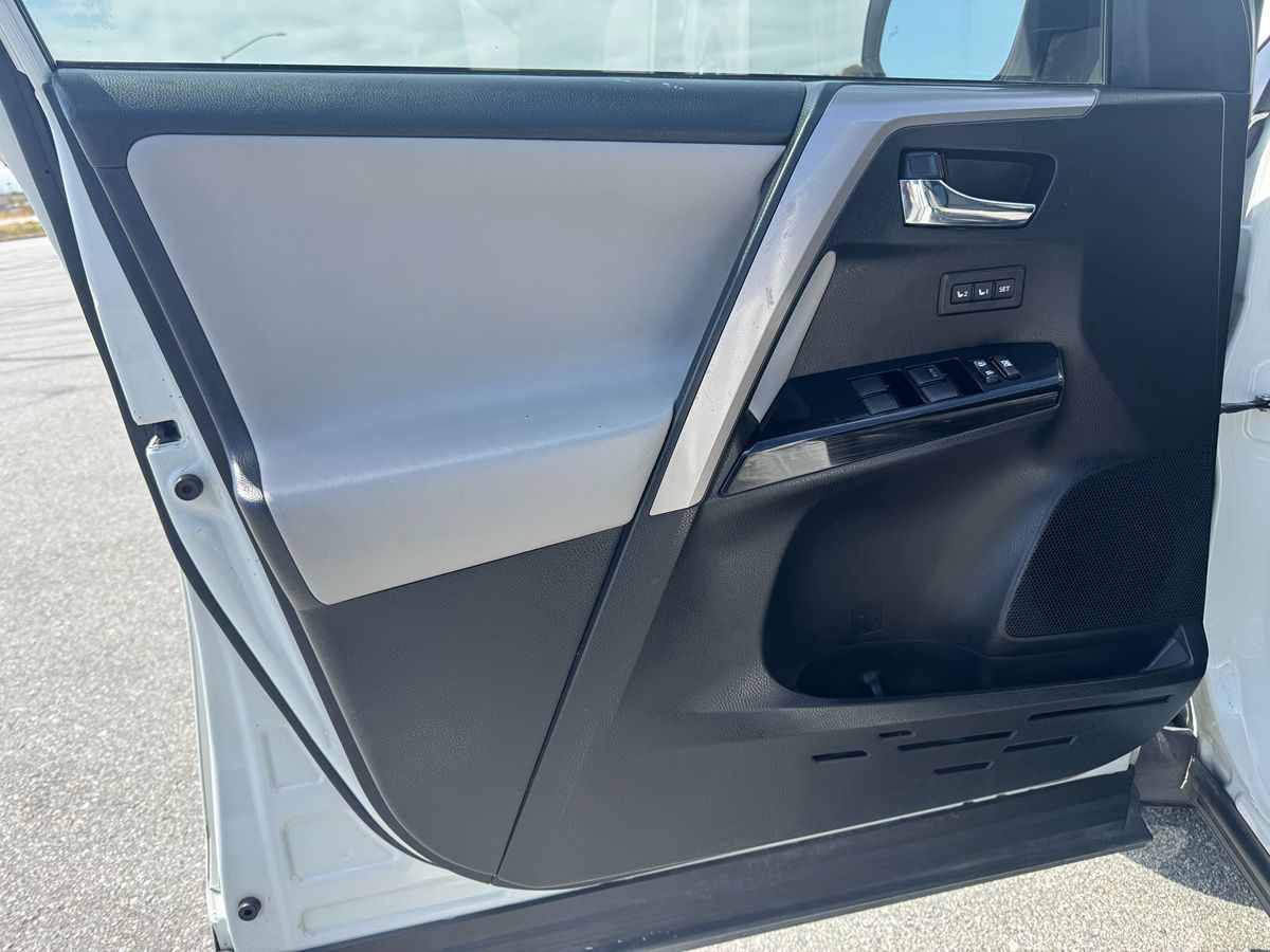 2017 Toyota RAV4 Limited photo 26